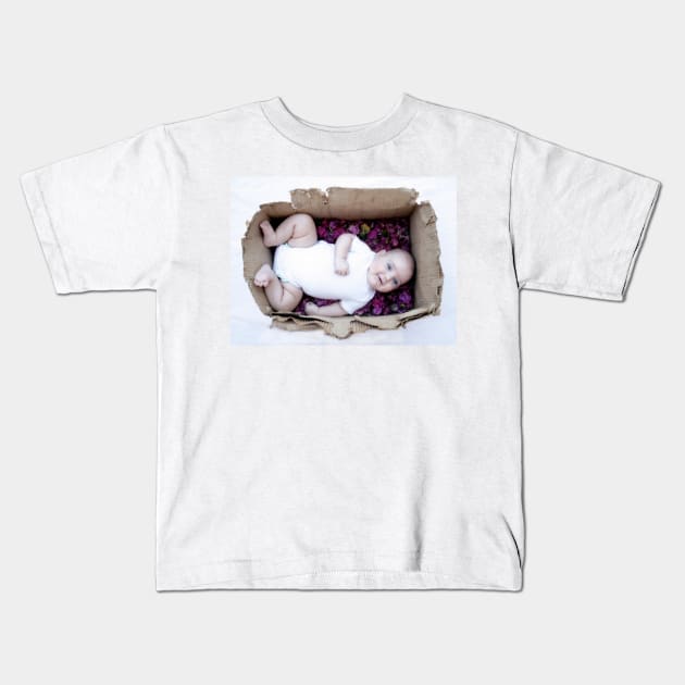 Babe in a box / Smiley Reilly Kids T-Shirt by micklyn